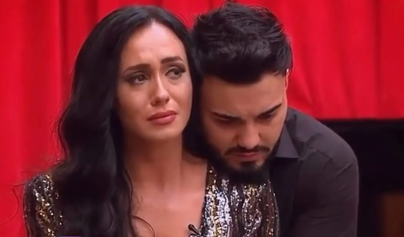 ella de la puterea dragostei nu îl poate uita pe jador