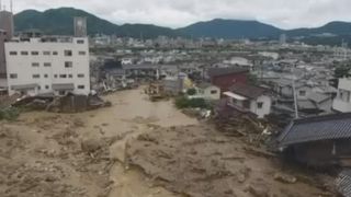 Japonia: Mii de persoane evacuate, 13 oameni daţi dispăruţi, din cauza ploilor torenţiale