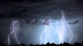 METEO. Cod roșu de furtuni. Ce zone se află sub avertizarea meteorologilor