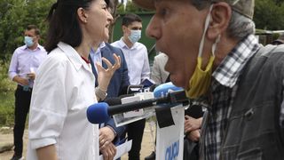 Scandal uriaș între ministrul Muncii și pensionari. „Ia mâna că te omor!”