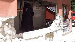 Explozie la o mânăstire din Suceava. Mai multe persoane sunt rănite