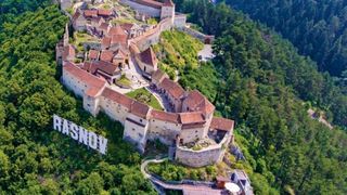 Cetatea R&acirc;șnov a fost cuprinsă de flăcări. Vizitatorii sunt evacuaţi