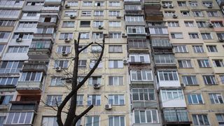 Un bărbat de 28 de ani a murit după ce a căzut de la etajul unui bloc din Craiova