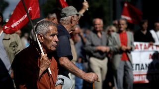 Pensionarii amenință cu proteste în stradă, după modelul din Grecia. "A ajuns cuțitul la os"