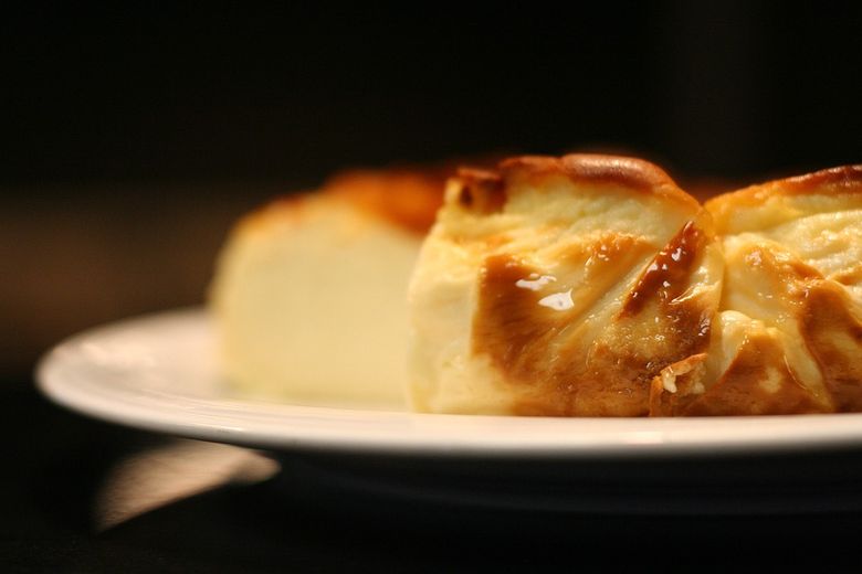 Plăcintă cu iaurt și brânză coptă, în cuptor. Plăcintă cu iaurt și brânză