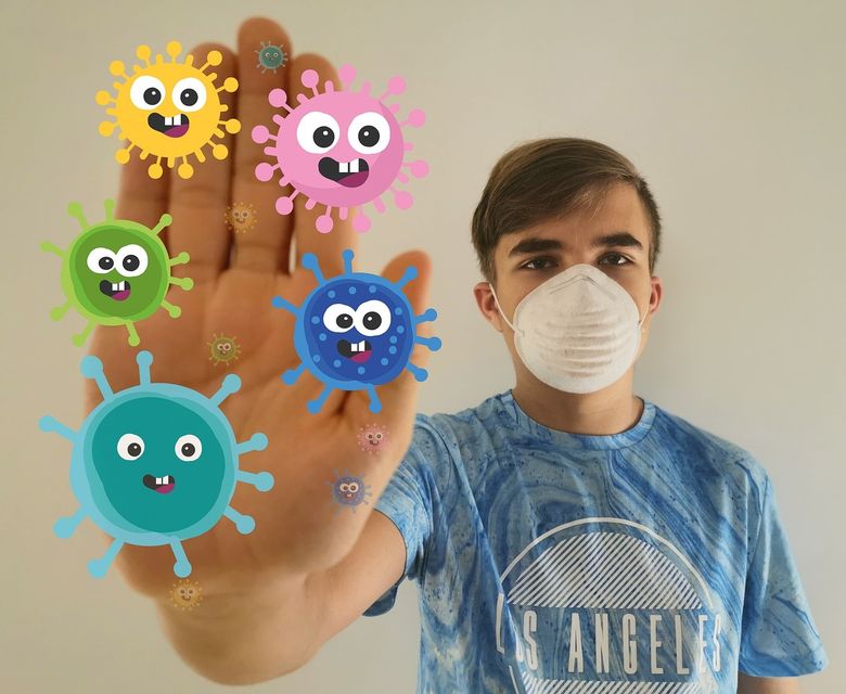 Persoana protejandu-se de coronavirus Redeschiderea școlilor în România