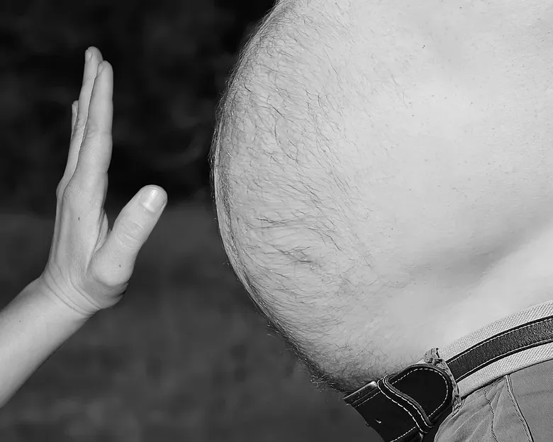 Studiile relevă că obezitatea crește riscul de deces în cazul noului coronavirus. Persoană obeză.