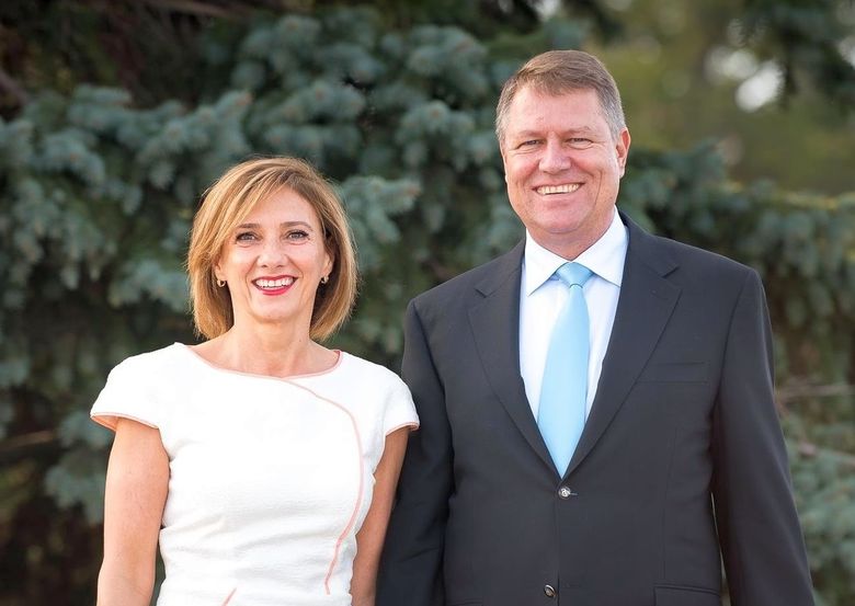 Ce salariu are Carmen Iohannis? Soţia lui Klaus Iohannis câştigă foarte puţin pe lângă preşedinte Ce salariu are Carmen Iohannis? Soţia lui Klaus Iohannis câştigă foarte puţin pe lângă preşedinte