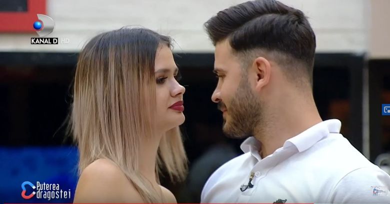 Andreea si George priviri in timpul dansului Andreea si George dansind