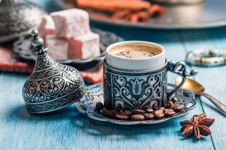 Cum să îți faci acasă cafea turcească? Se servește cu ciocolată și cu apă Cum să îți faci acasă cafea turcească? Se servește cu ciocolată și cu apă