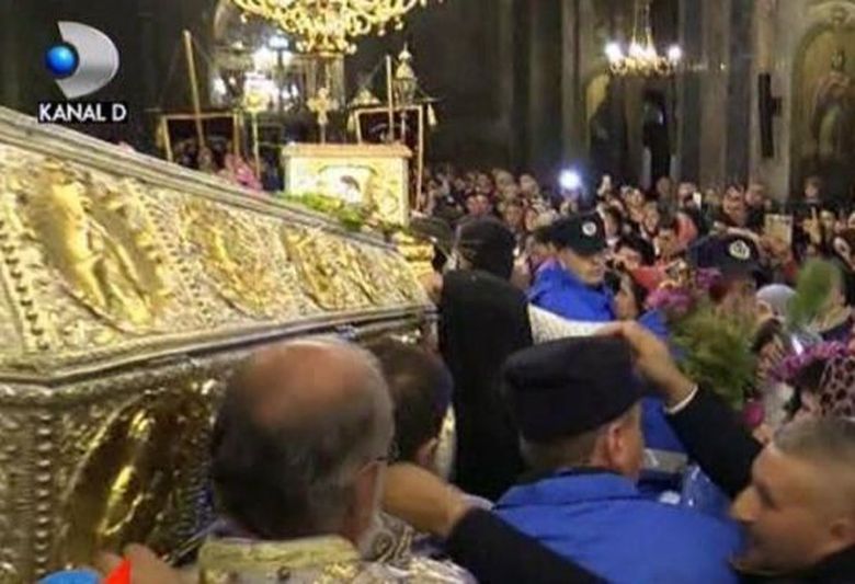 oamenii se adună în număr mare la moaștele Sfintei Parascheva moaștele sfintei parascheva