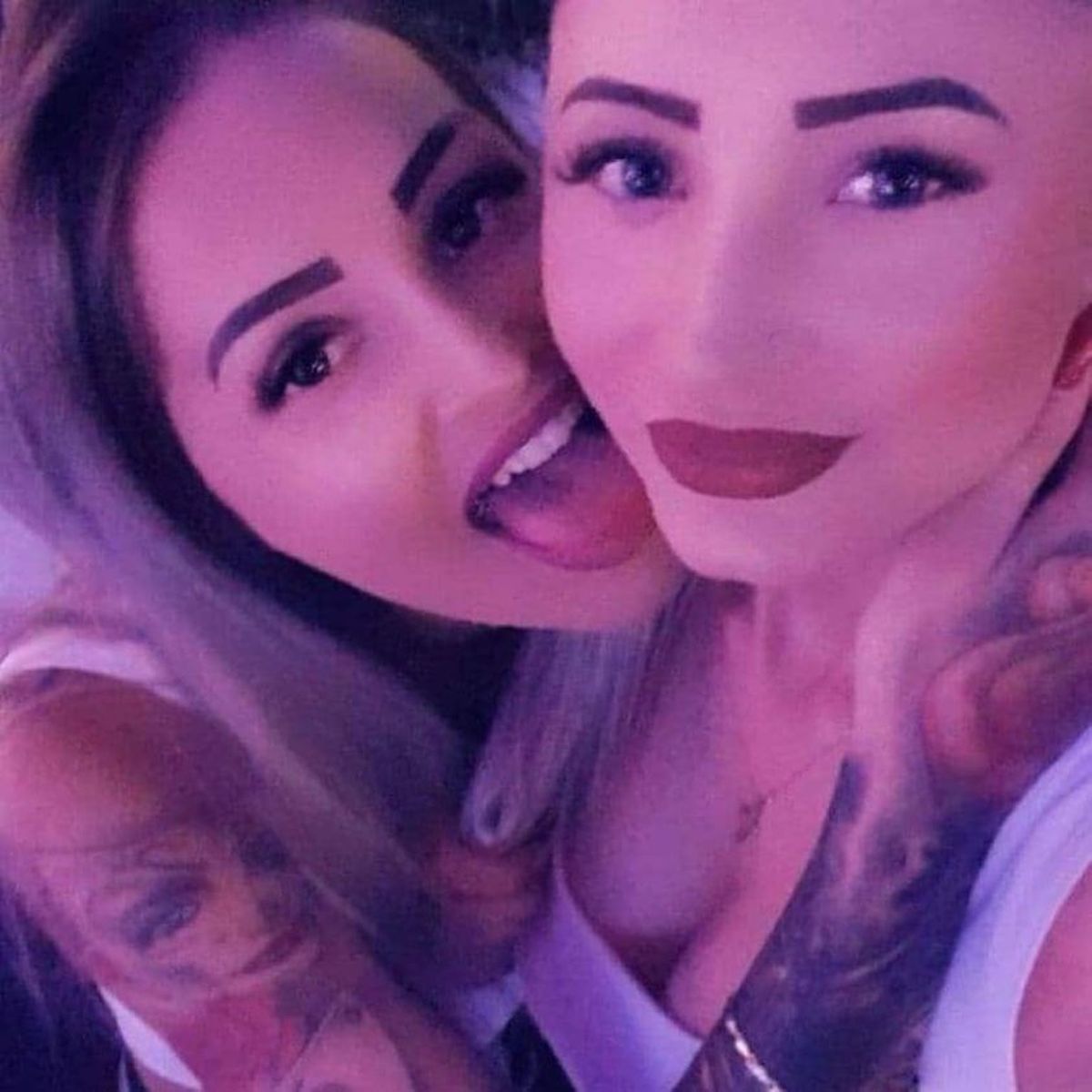 Alexandra și Adriana sunt prietene bune alexandraadriana