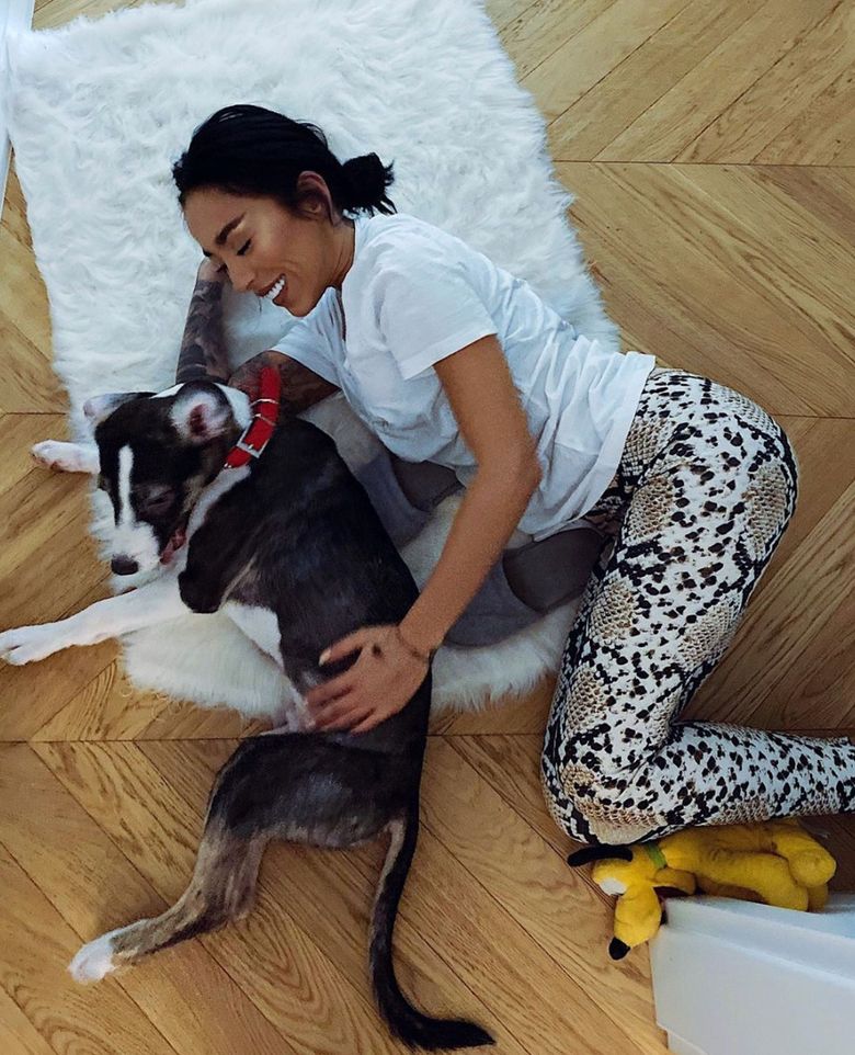 Ruby iubește foarte mult animalele de companie ruby alaturi de catelul ei