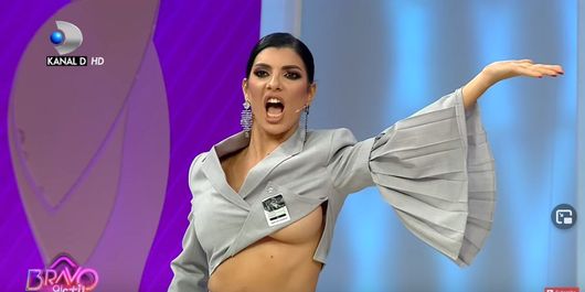 Andreea Tonciu cu sânul gol... la „Bravo, ai stil! Celebrities!” 
