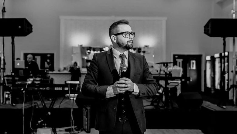Alin Sălăjean de la Războinici poate fi încadrat în categoria romanticilor incurabili alin salajean sotie
