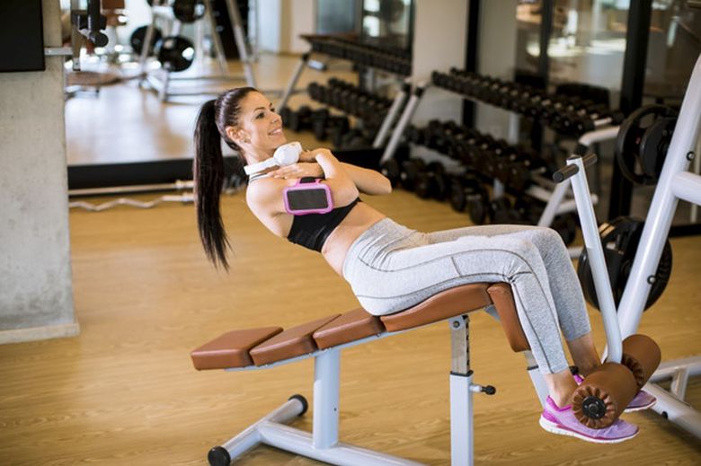 Foloseste o banca de abdomene ca fetele, in ritmul tau! Foloseste o banca de abdomene ca fetele, in ritmul tau!