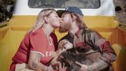 elle king gravida pentru prima oara