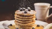 Clătitele americane sau cum le numesc americanii, Pancakes, Flapjack sau Hotcakes sunt printre preferatele românilor când vine vorba de un desert rapid, pufos și absolut delicios. Clătitele americane sunt mai dense decât cele clasice, având o consistență 