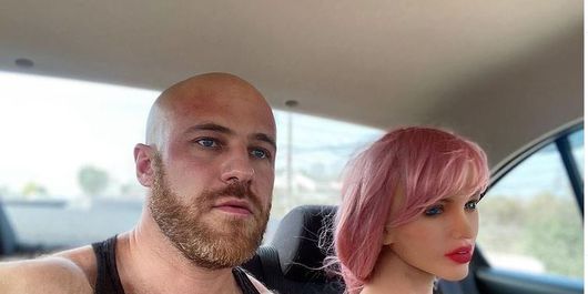 Yuri Tolochko, culturistul din Kazakhstan a divorțat de Margo, păpușa lui gonflabilă!