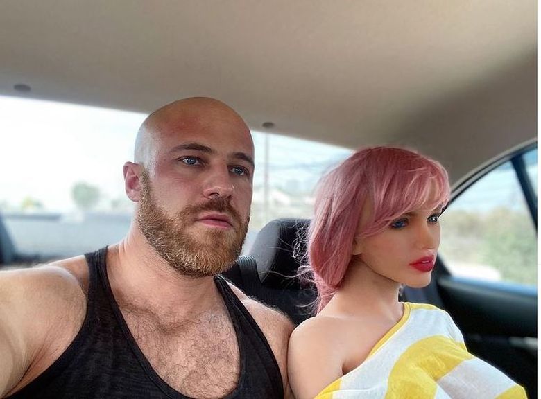 Yuri Tolochko, culturistul din Kazakhstan a divorțat de Margo, păpușa lui gonflabilă! Yuri Tolochko, culturistul din Kazakhstan a divorțat de Margo, păpușa lui gonflabilă!