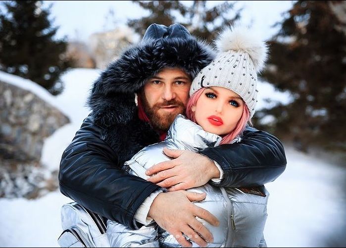 Yuri Tolochko, culturistul din Kazakhstan a divorțat de Margo, păpușa lui gonflabilă!
