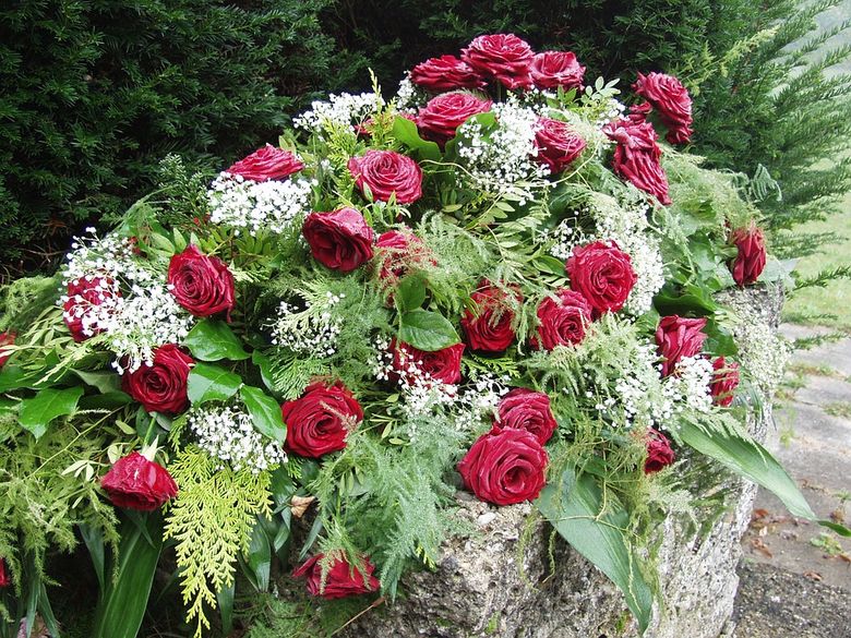 Tipuri de flori care determină rezistenţa unei coroane funerare Tipuri de flori care determină rezistenţa unei coroane funerare