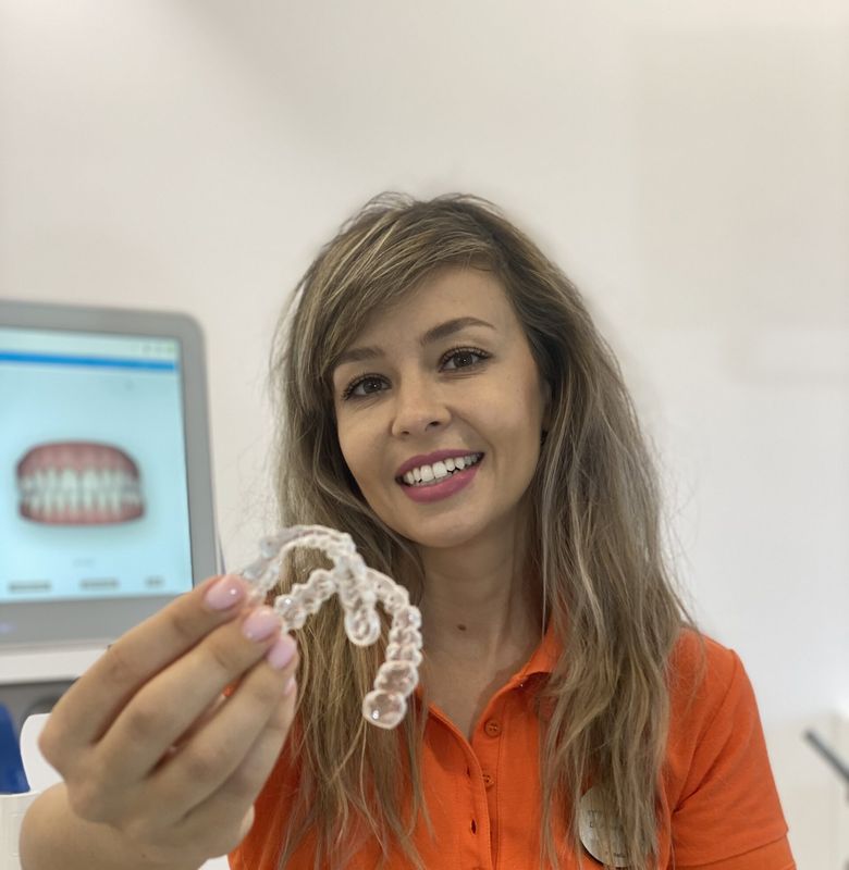 Evoluția stomatologiei și cele mai cunoscute intervenții dentare de acum 13.000 ani și p&acirc;nă &icirc;n prezent - Dr. dentist Alexandra Mircea despre fațete dentare și implant dentar