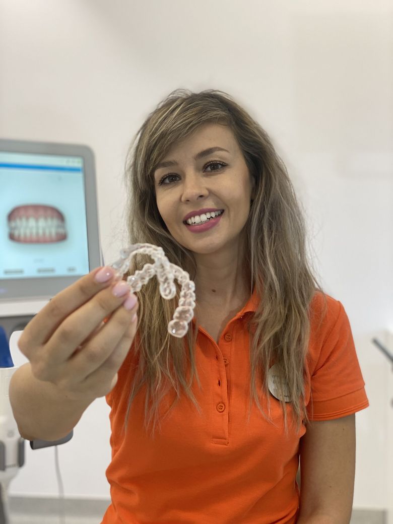 Evoluția stomatologiei și cele mai cunoscute intervenții dentare de acum 13.000 ani și până în prezent - Dr. dentist Alexandra Mircea despre fațete dentare și implant dentar