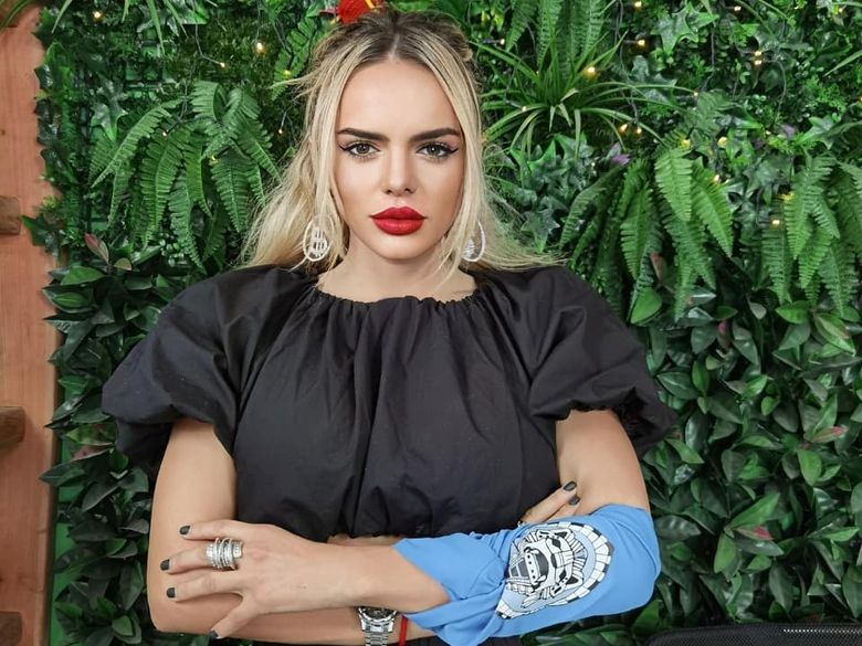Simona Hapciuc și-a uimit fanii de pe rețelele de socializare când a apărut cu eșarfa albastră pe mână simona hapciuc survivor romania