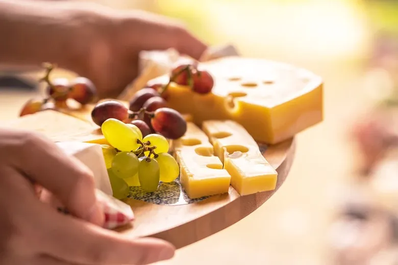 Cum faci cel mai aspectuos platou cu brânzeturi sau “cheese board”. 5 Idei de aranjare Cum faci cel mai aspectuos platou cu brânzeturi sau “cheese board”