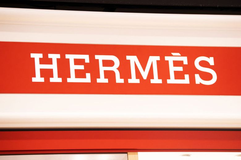 Casa de modă HERMES. Povestea brandului de lux cu o istorie de aproape două secole: de la hamuri de piele pentru cai, la parfumerie si genți iconice istoria casei de moda hermes