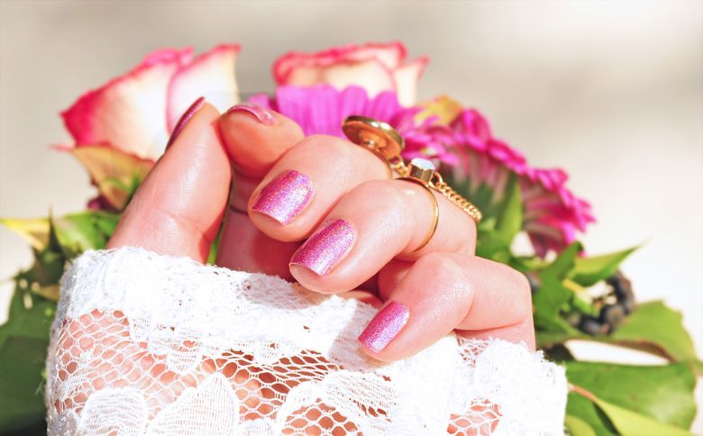 Manichiura cu glitter, trendul surprinzător al verii. Ce modele se poartă. Manichiura cu glitter, trendul surprinzător al verii. Ce modele se poartă.