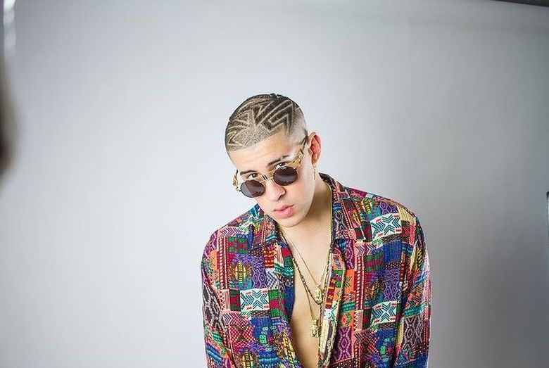 Cine este BAD BUNNY. "El vede lucruri în muzică pe care mulţi nu le înțeleg... Le vede și cu șase luni sau un an înainte de oricine altcineva." Bad Bunny biografie