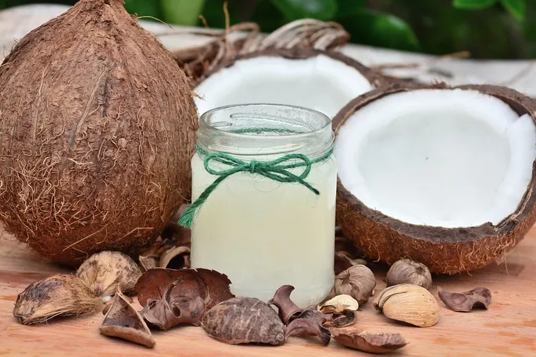 Cum să folosești uleiul de cocos pentru decolorarea părului Cum să folosești uleiul de cocos pentru decolorarea părului