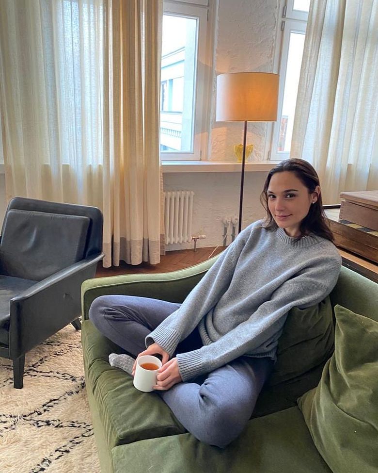 gal gadot mamica