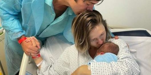 Adela Popescu a ieșit din spital! Primele imagini cu bebelușul