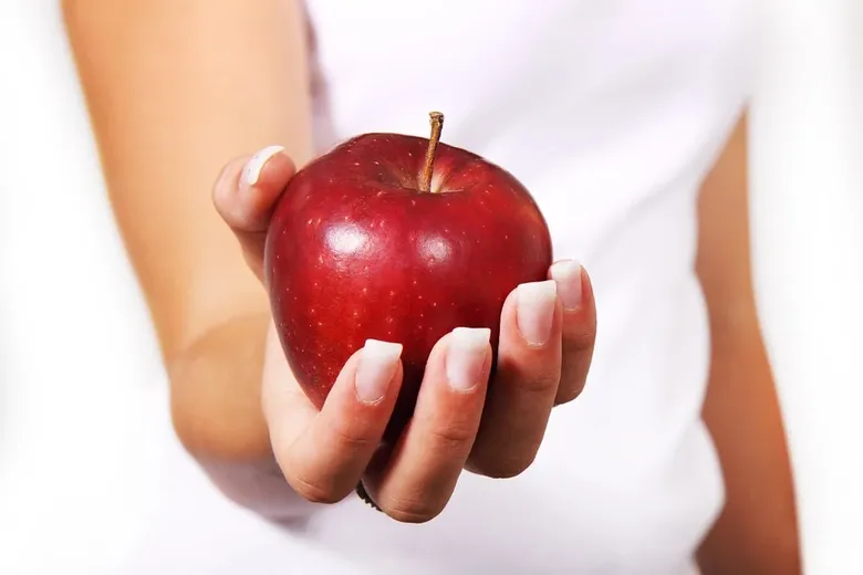 Cura de slăbire cu mere. "Un măr e un aliment bogat în nutrienți, vitamine, minerale, fibre și antioxidanți" Cura de slăbire cu mere