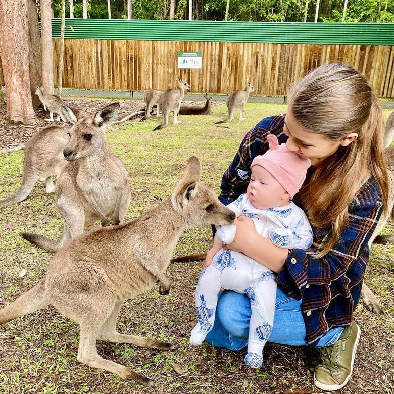 Bindi, fiica lui Steve Irwin, din nou gravidă la 4 luni distanță de la nașterea fetiței ei Bindi, fiica lui Steve Irwin, din nou gravidă la 4 luni distanță de la nașterea fetiței ei