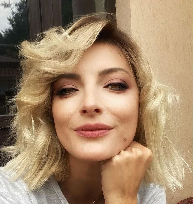 Cine este Anisa Săndulache, prezentatoarea care a intrat în atenţia lui Jador