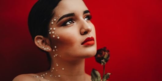 Machiaj pentru ochi căprui și păr brunet. Cum să îți pui în evidență ochii și părul