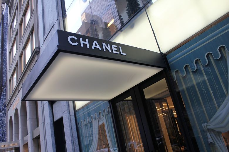 Casa de modă CHANEL. Cum a revoluționat Coco Chanel lumea modei. ”O femeie care nu se dă cu parfum n-are nici un viitor” Casa de moda Chanel
