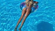 Andreea Bănică la piscină