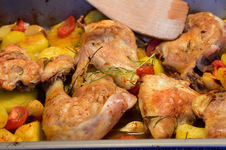 Așa îți dai seama imediat dacă s-a făcut carnea de pui la cuptor Așa îți dai seama imediat dacă s-a făcut carnea de pui la cuptor