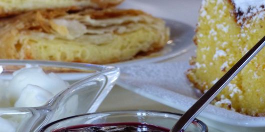 Cum se face rapid plăcinta cu brânză dulce și stafide în foietaj