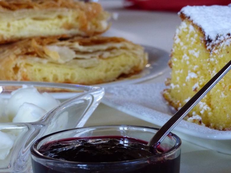 Cum se face rapid plăcinta cu brânză dulce și stafide în foietaj Cum se face rapid plăcinta cu brânză dulce și stafide în foietaj