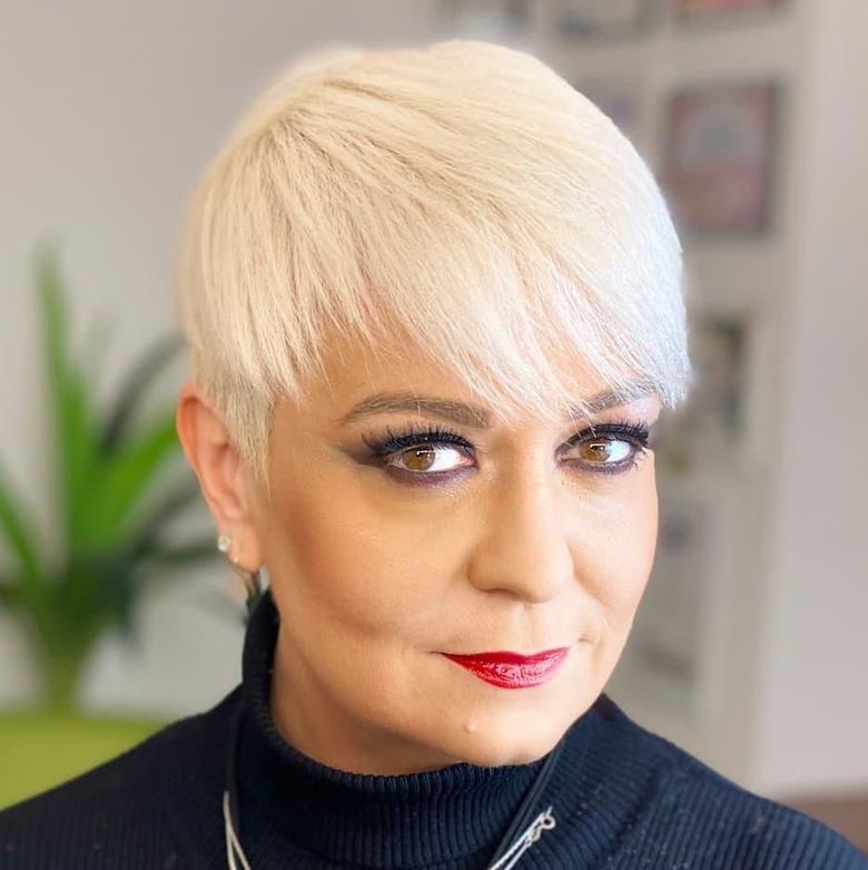 Cine este Monica Anghel. „Mă întreabă foarte mulţi dacă am făcut sacrificii. Nu, pentru că am făcut ce mi-a plăcut” Cine este Monica Anghel
