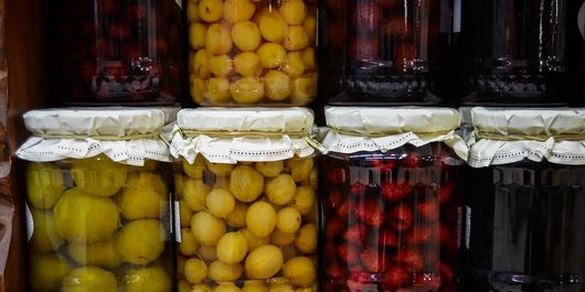 Cum se fac, de fapt, compoturile de vișine, caise, prune sau cireșe