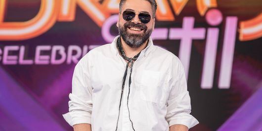 Teoria eșarfei, de Maurice Munteanu. Ce spune juratul de la “Bravo, ai stil! Celebrities” despre artificiile vestimentare care pot fi obținute cu ajutorul eșarfei