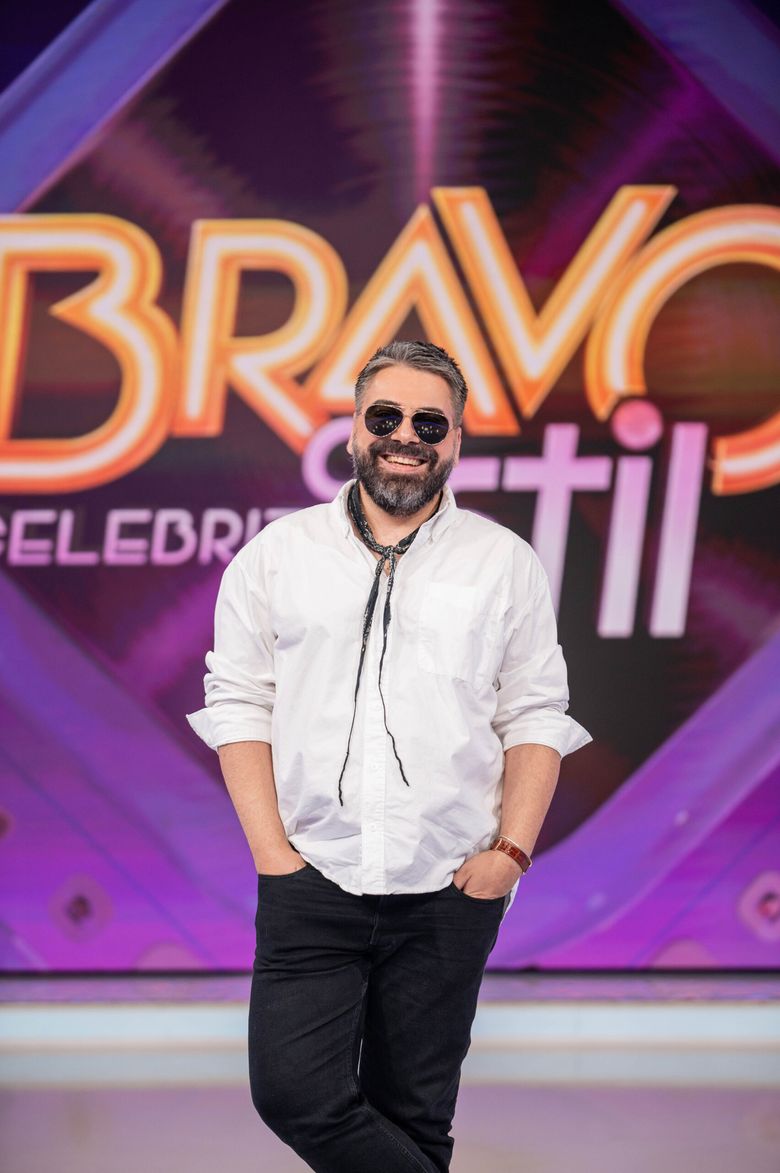Teoria eșarfei, de Maurice Munteanu. Ce spune juratul de la “Bravo, ai stil! Celebrities” despre artificiile vestimentare care pot fi obținute cu ajutorul eșarfei