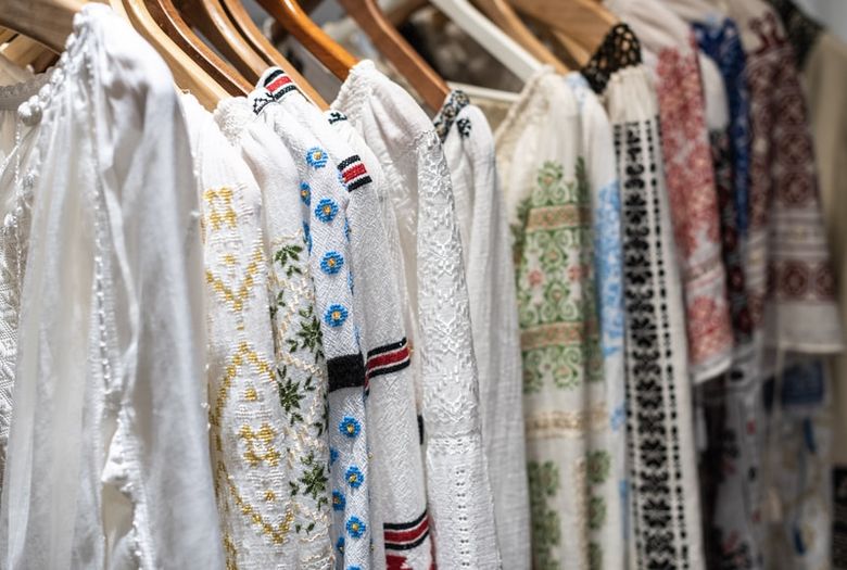 Sfaturi despre cum să asortezi ia tradițională pentru un outfit WOW